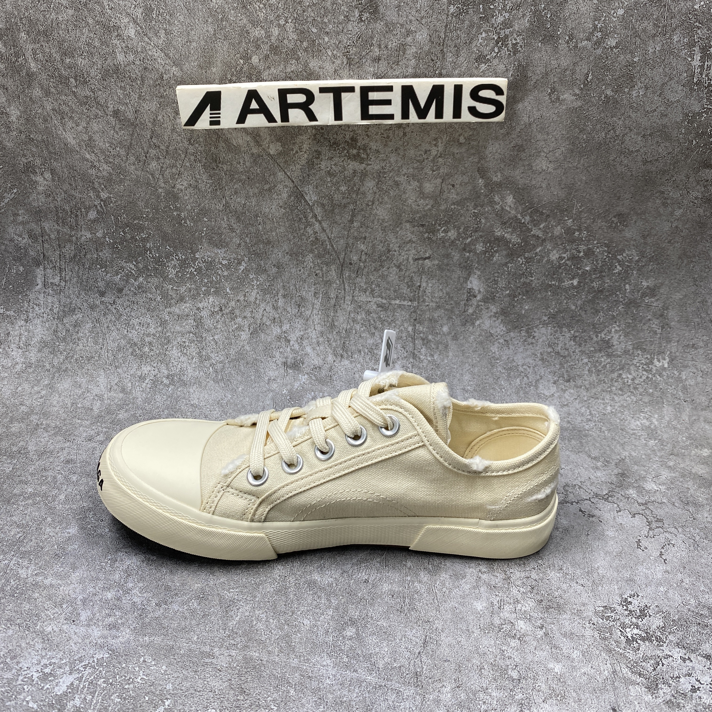 PARIS LOW TOP SNEAKER IN WHITE