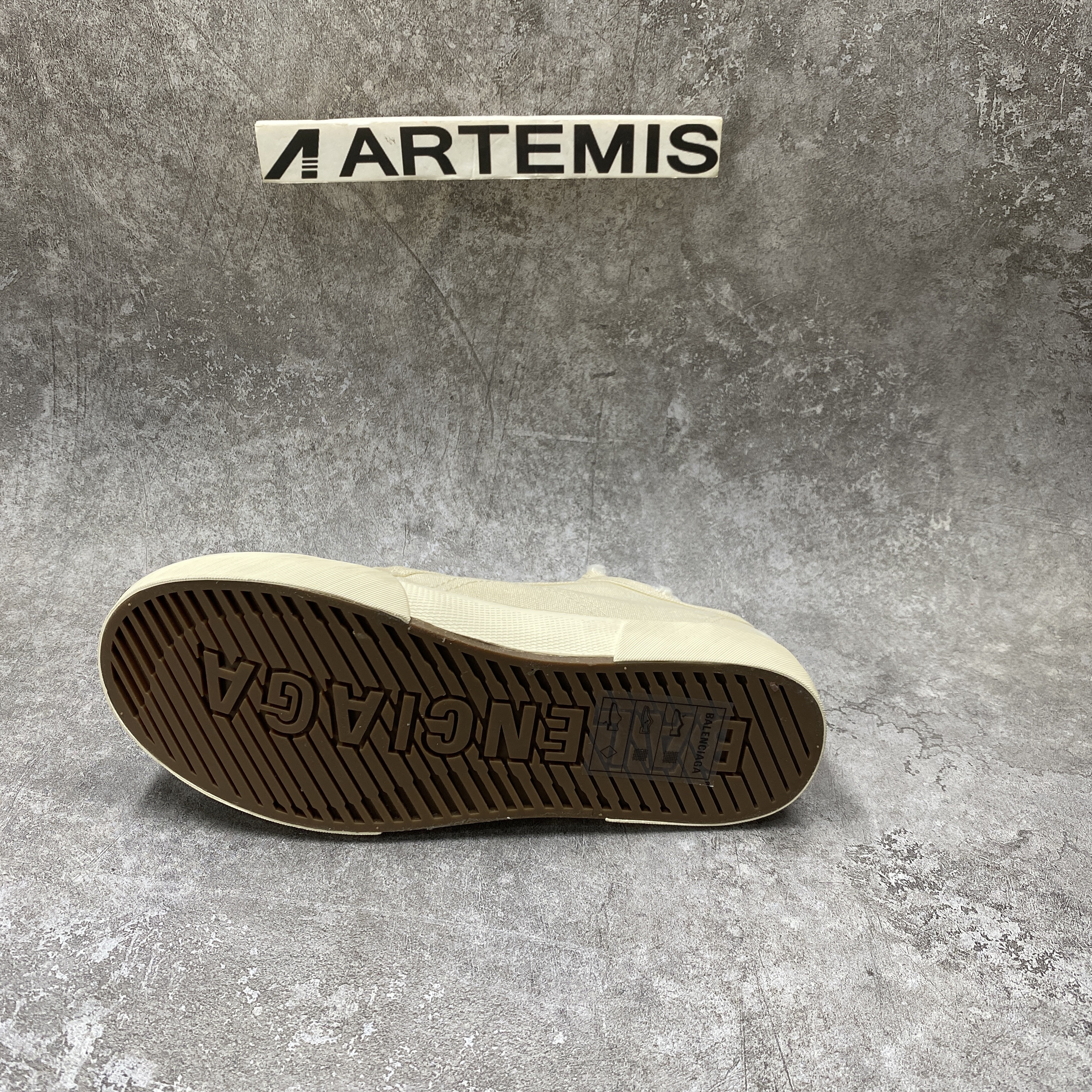 PARIS LOW TOP SNEAKER IN WHITE