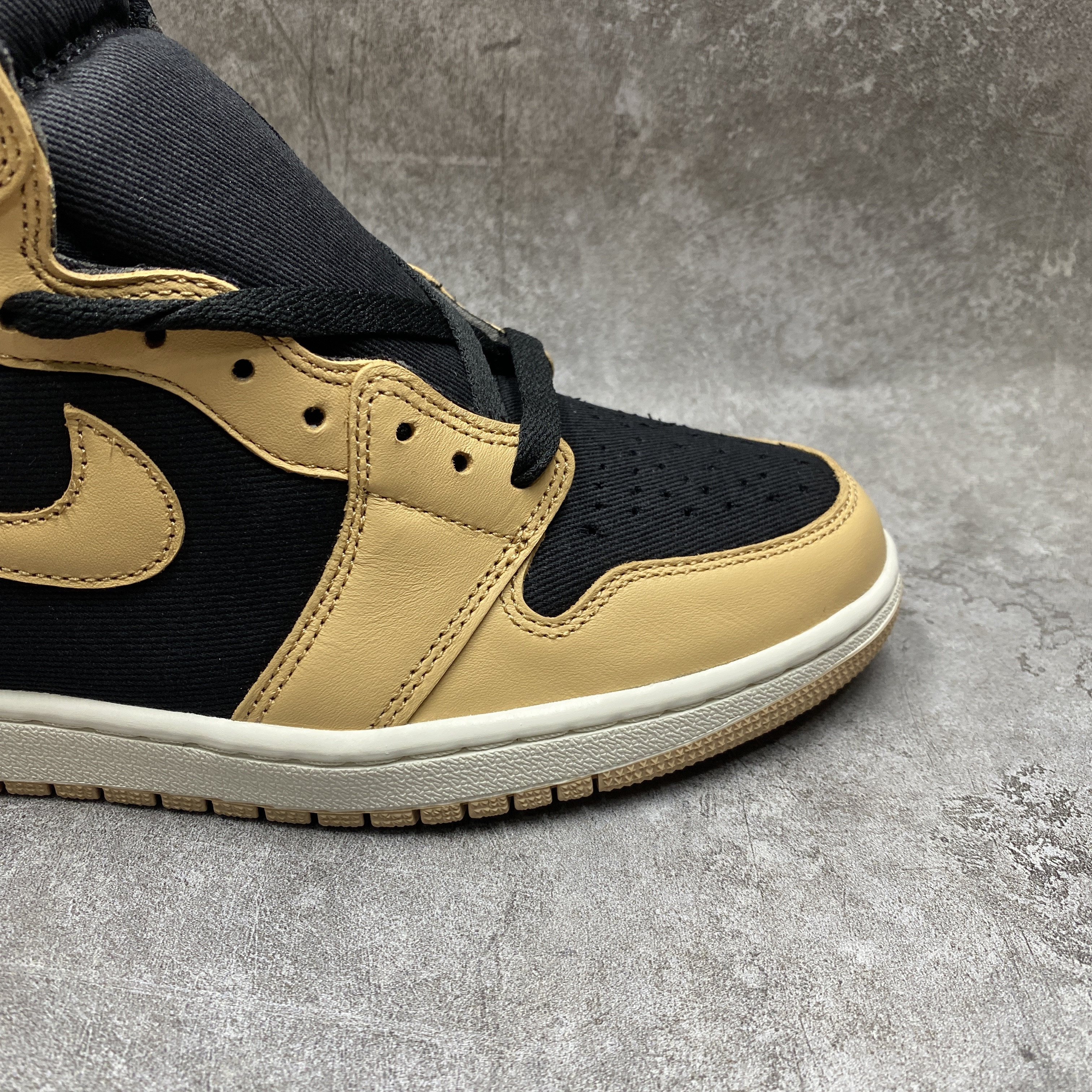 Air Jordan 1 Retro High OG Heirloom