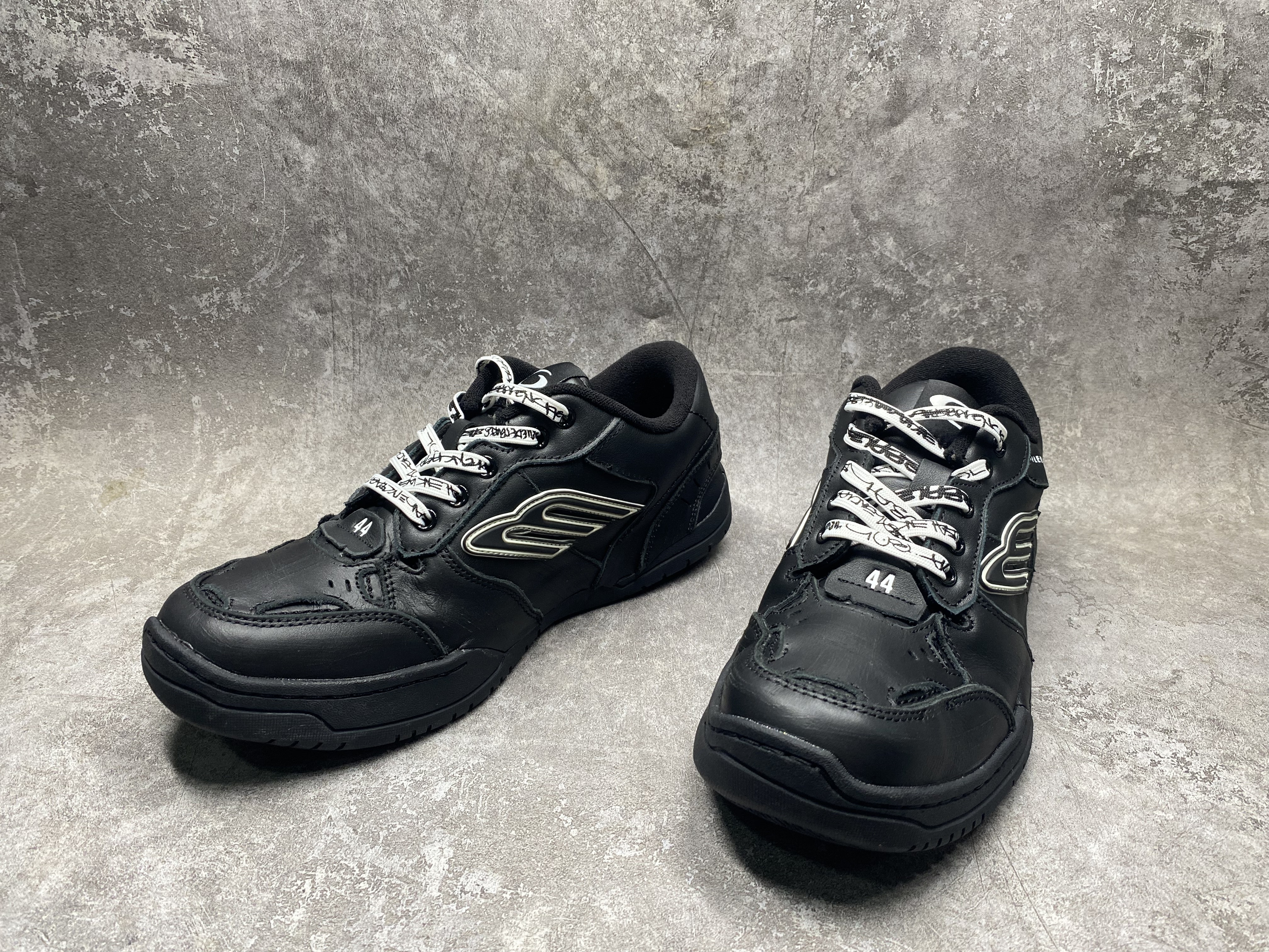 ua Ba*len*cia*ga hamptons worn-out sneaker in black(run one size large)