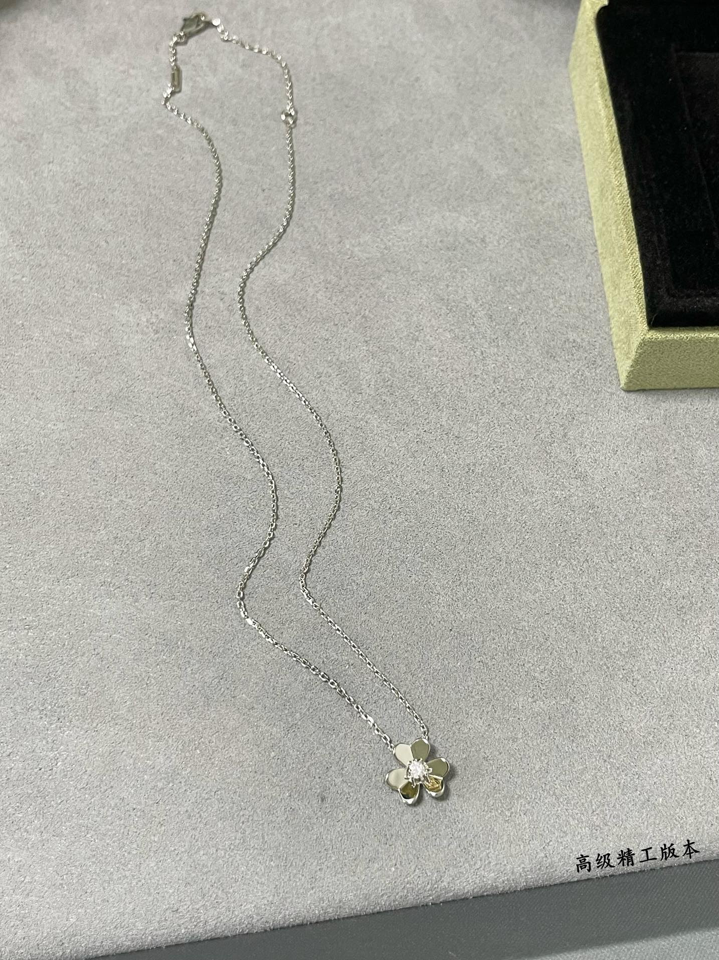 V*N CL*F & arpels mini clover necklace