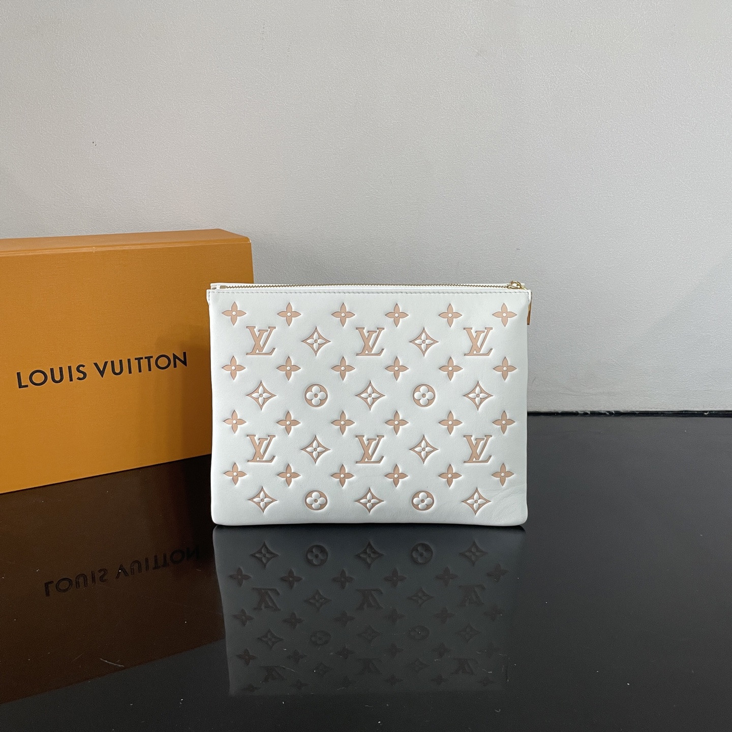 LV Coussin PM M14503 26x20x12cm