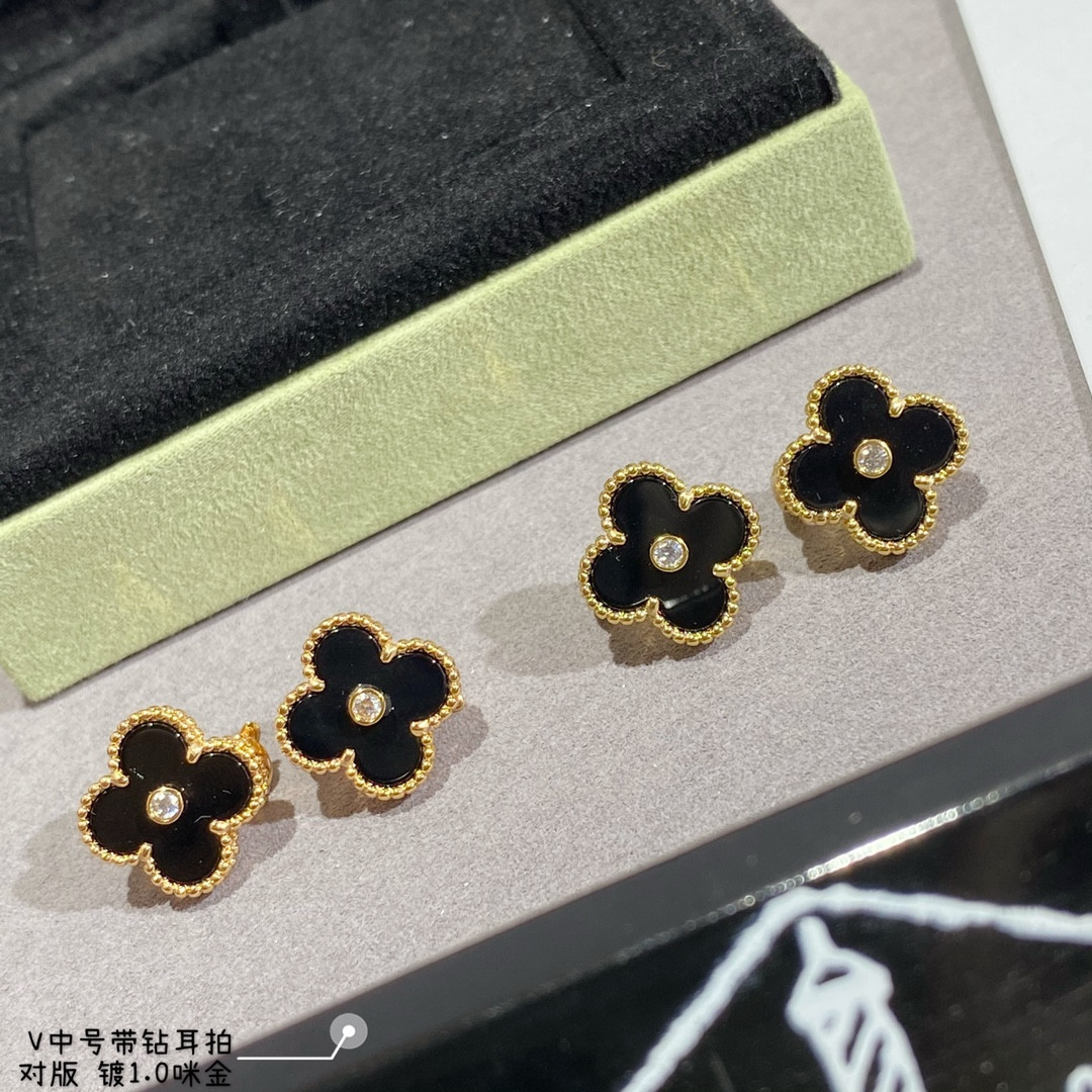 v*n cl*f & arpels four-leaf clover with Di*m*nd earrings