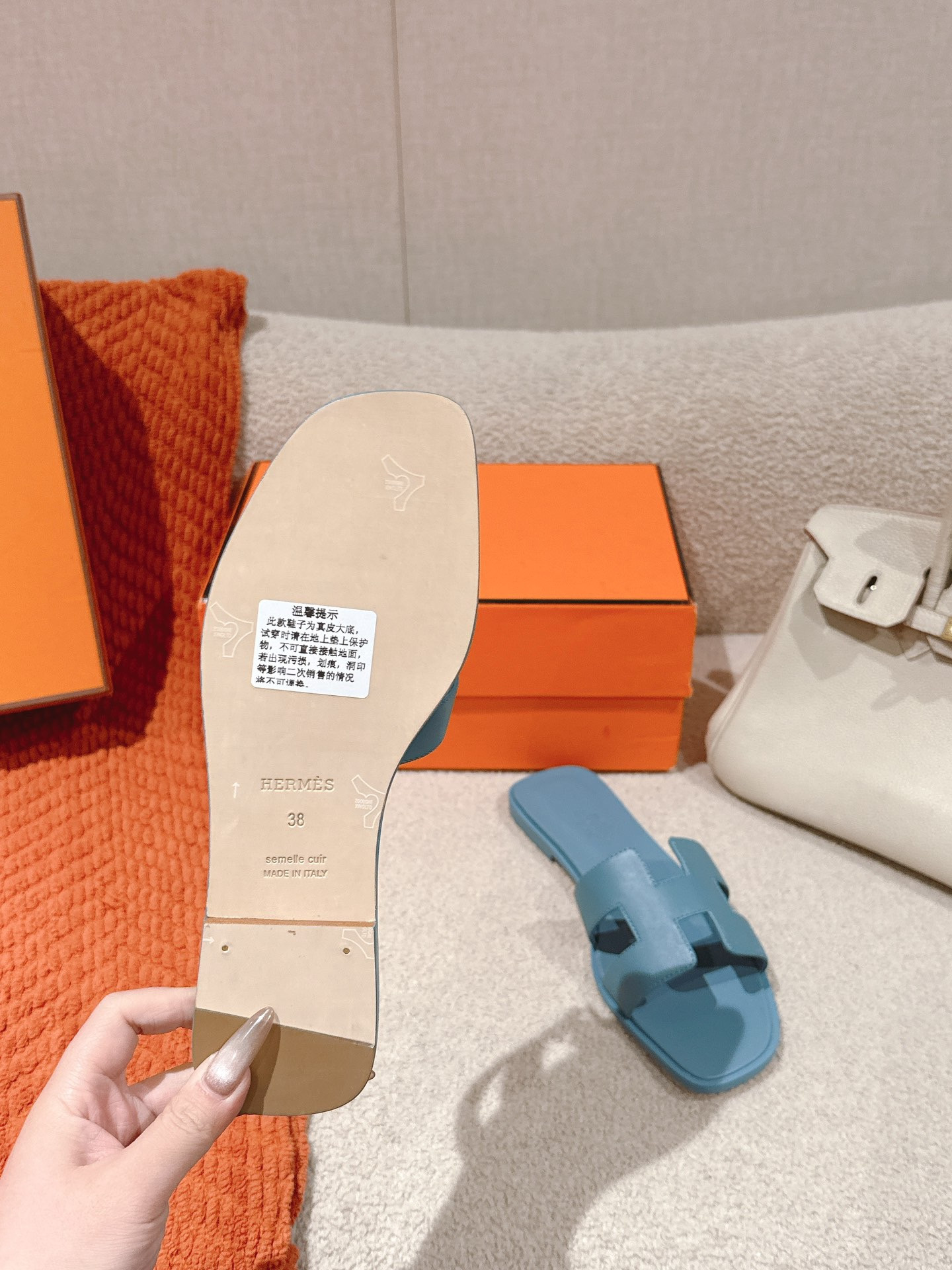 ua H**me5 oran sandal