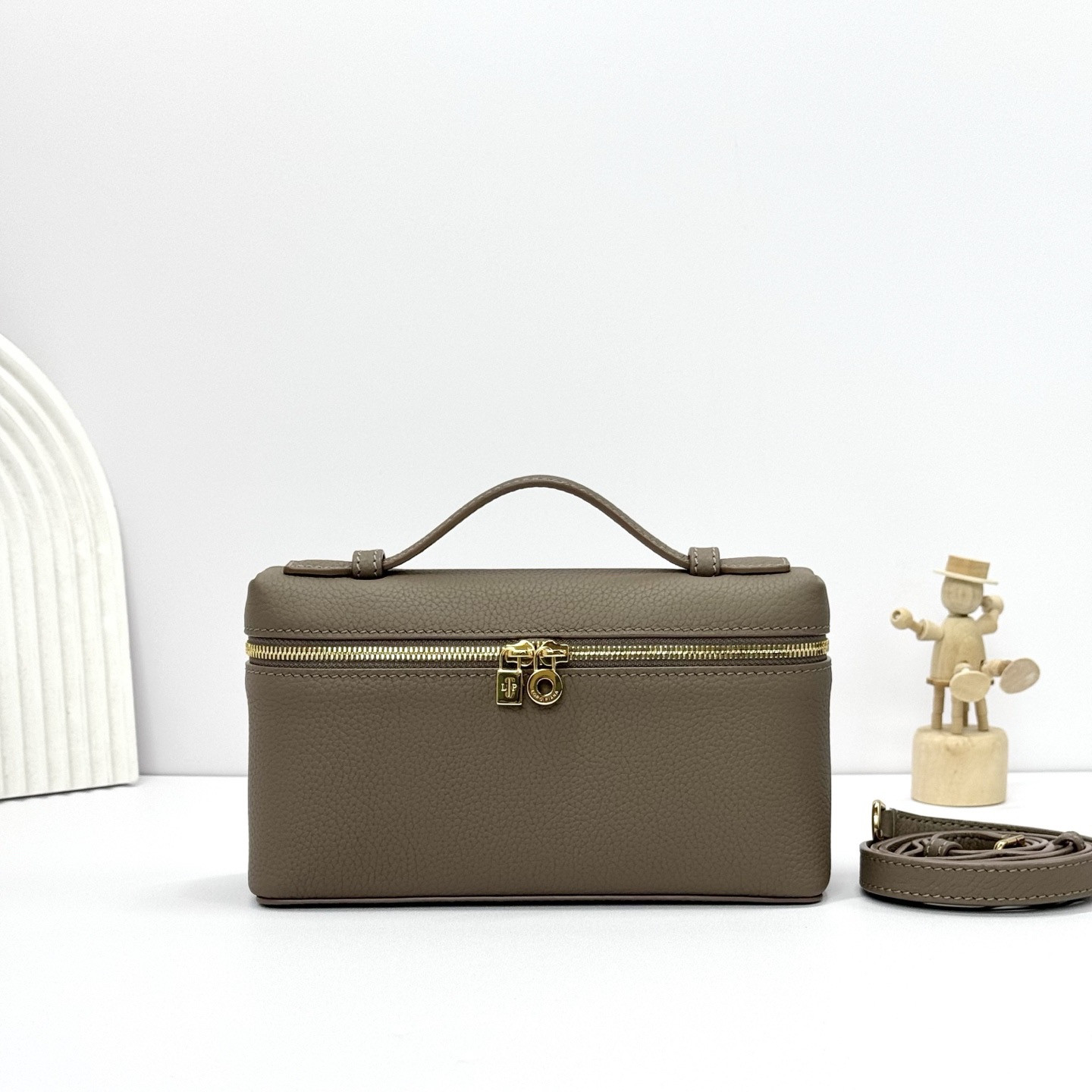 L**o p*ana extra pocket l19 grained calfskin 11 x 19 x 6.5 cm