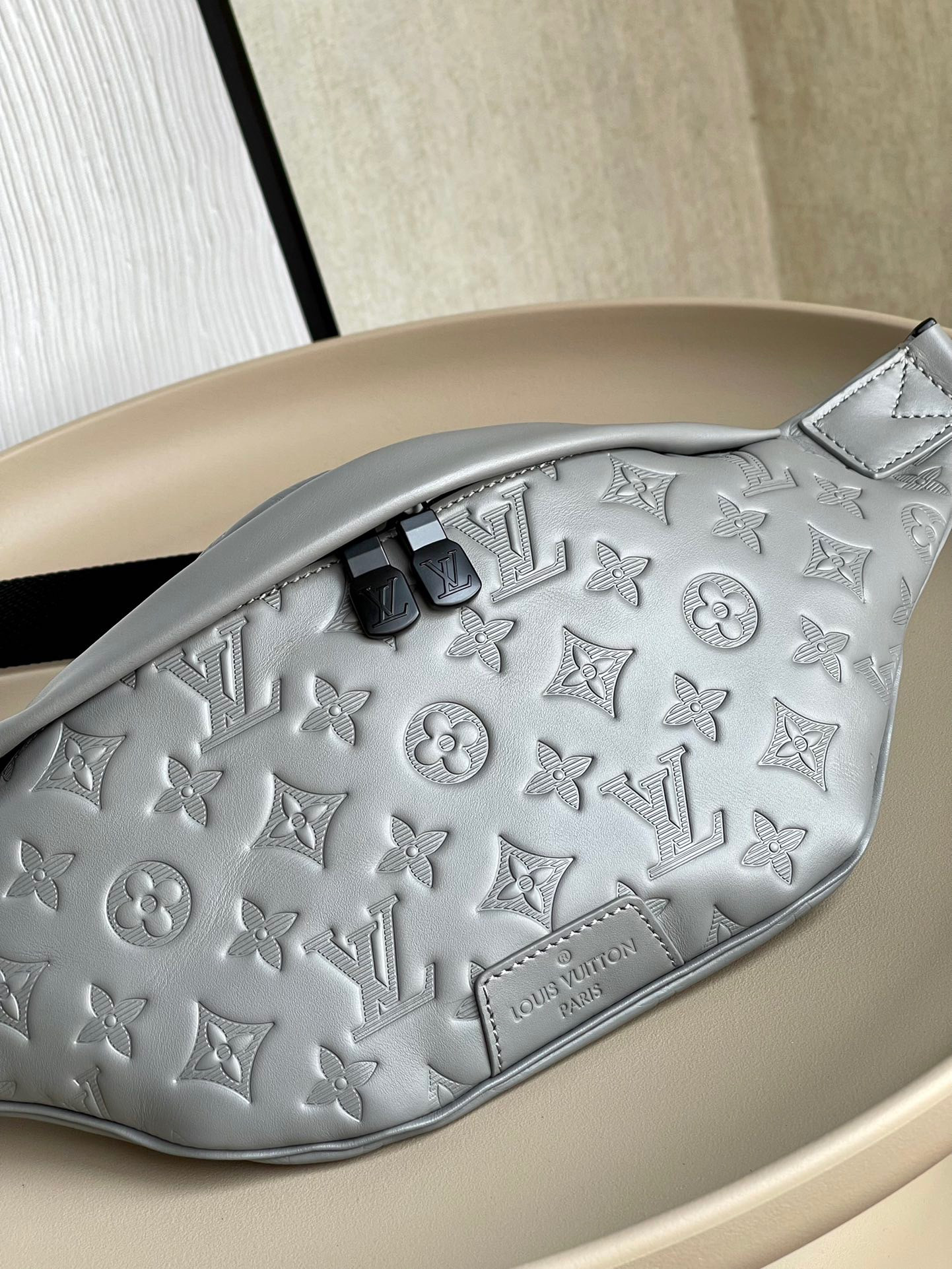 LV DISCOVERY BUMBAG M46108
