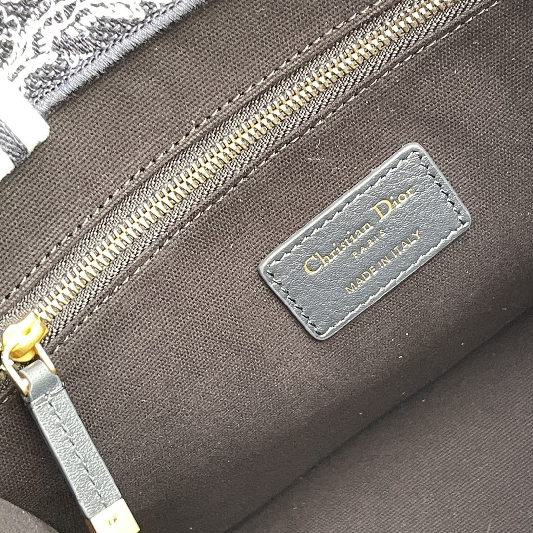 D*or  book tote  reverse  26.5×21×14cm