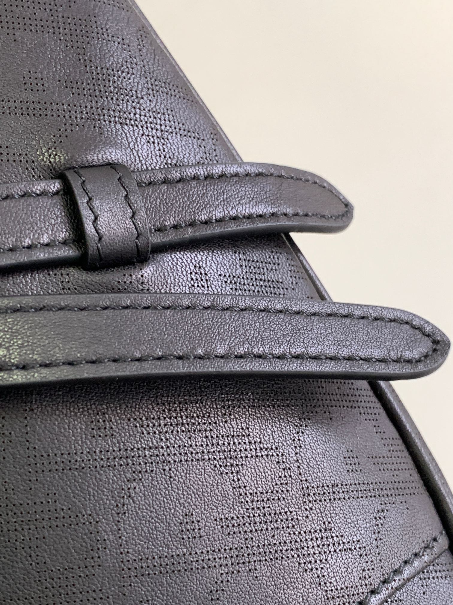 ch**an D*or D*or homme bags leather black 26 x 19 x 4.5 cm