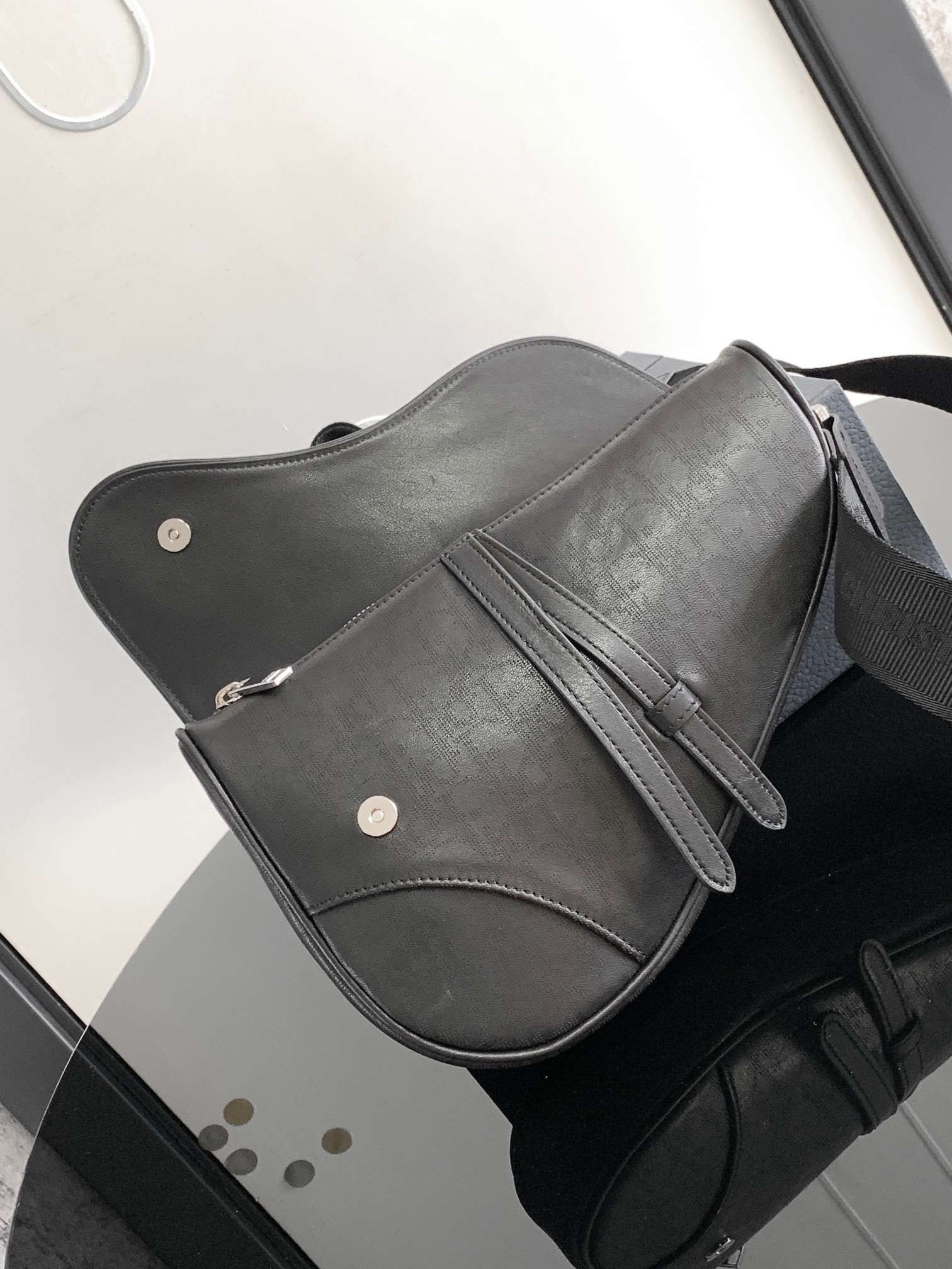 ch**an D*or D*or homme bags leather black 26 x 19 x 4.5 cm