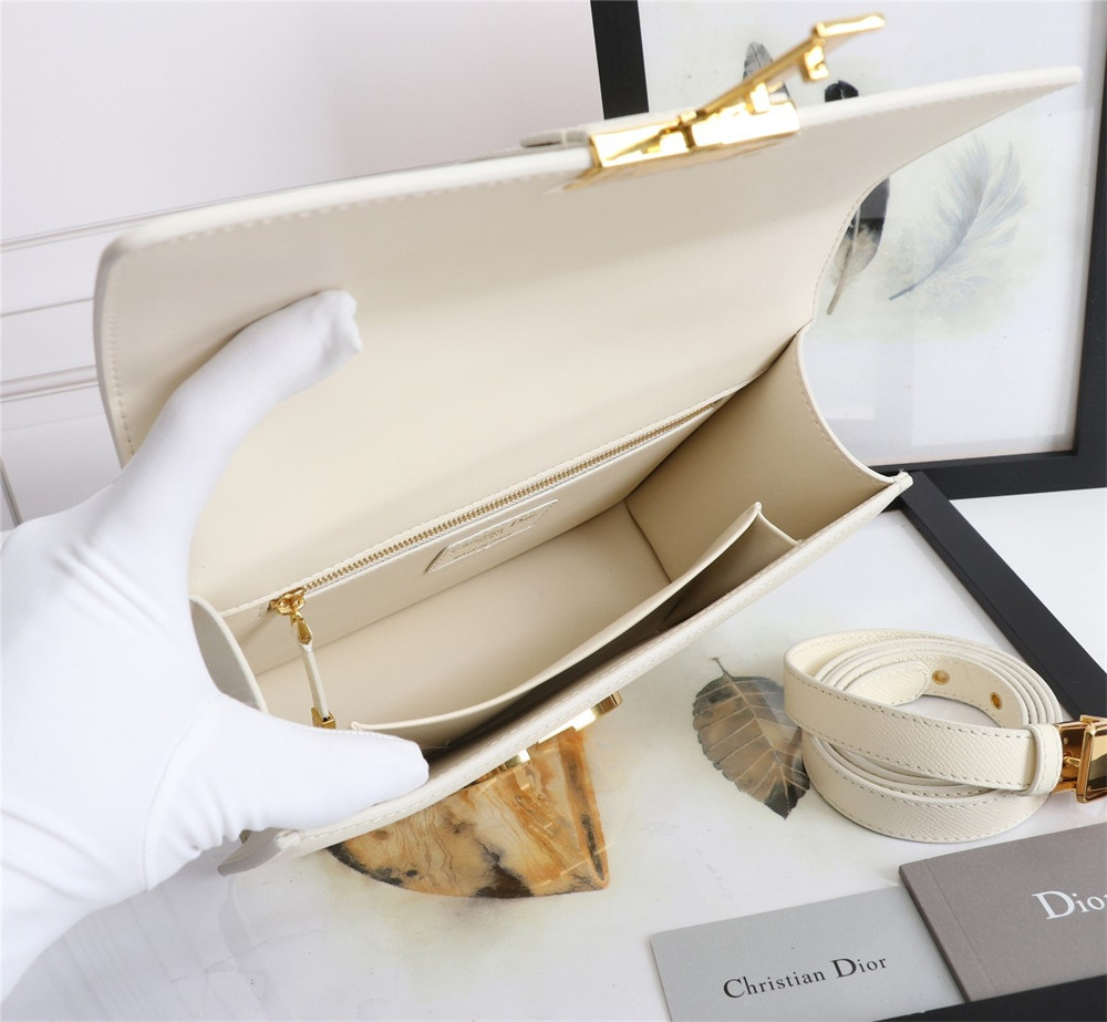D*or 30 montaigne chain bag grained white