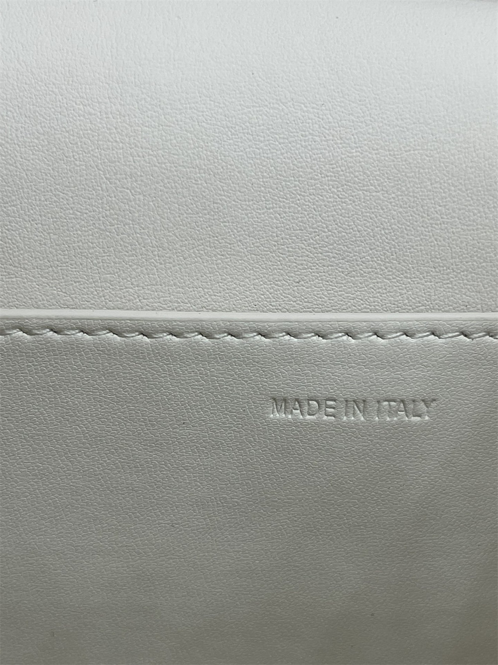 Va1e*ntin0 garavani locÒ calfskin shoulder small bag with white hardware 22 x 16  x 7 cm