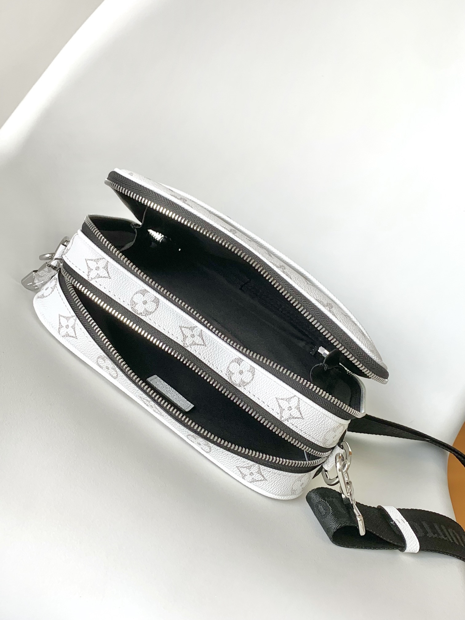 LV M31069 Alpha Messenger 9.4 x 6.3 x 3.1 inches