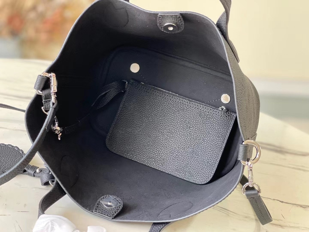 LV  Blossom M21848 20.0 x 20.0 x 12.5 CM