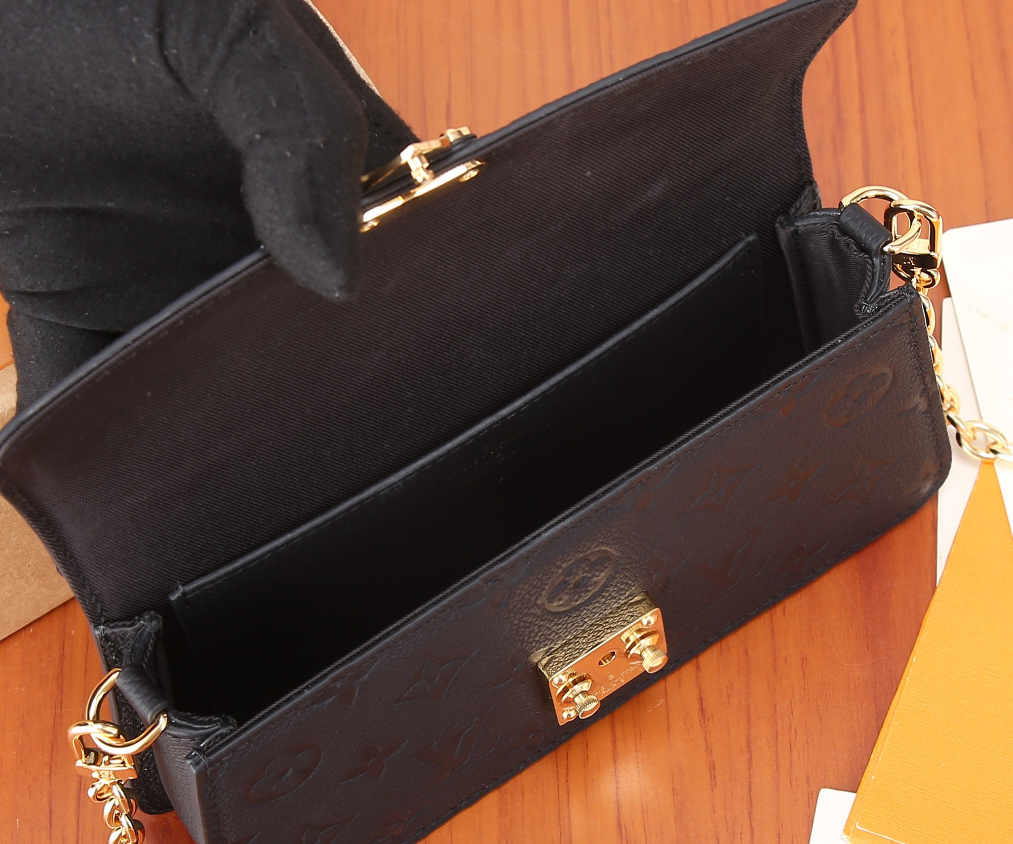 LV Wallet On Chain Métis   M82637 7.5 x 4.3 x 2.2 inches