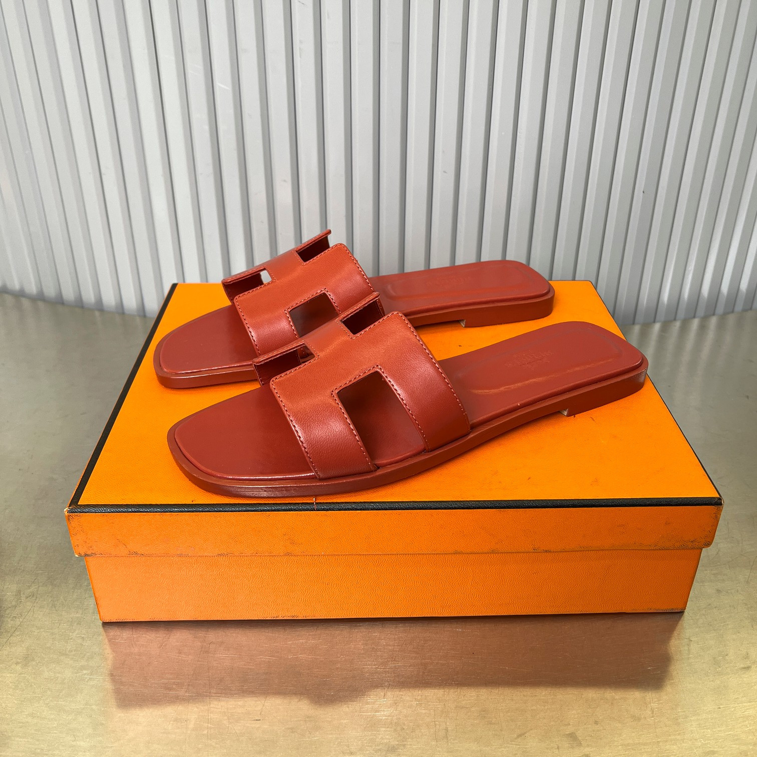 ua H**me5 oran sandal