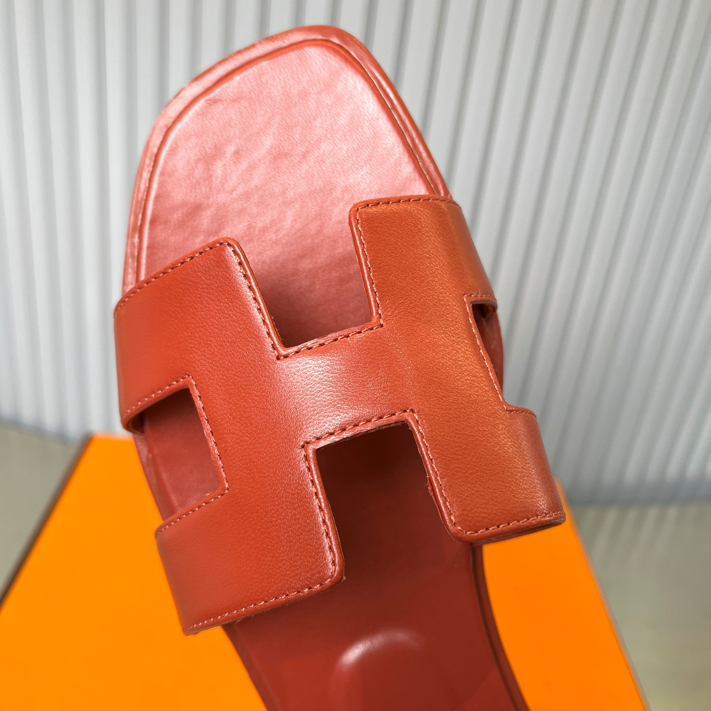 ua H**me5 oran sandal