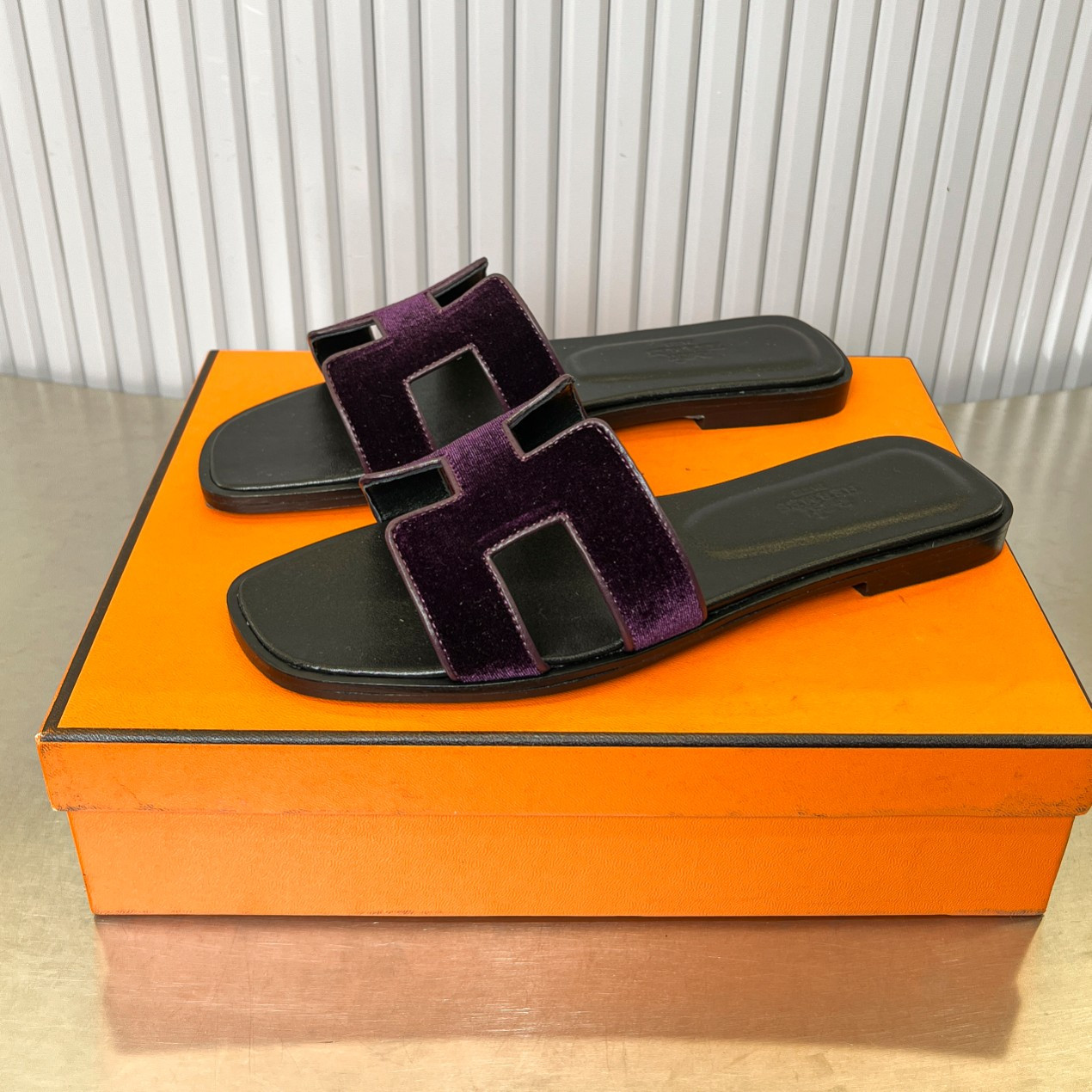 ua H**me5 oran sandal