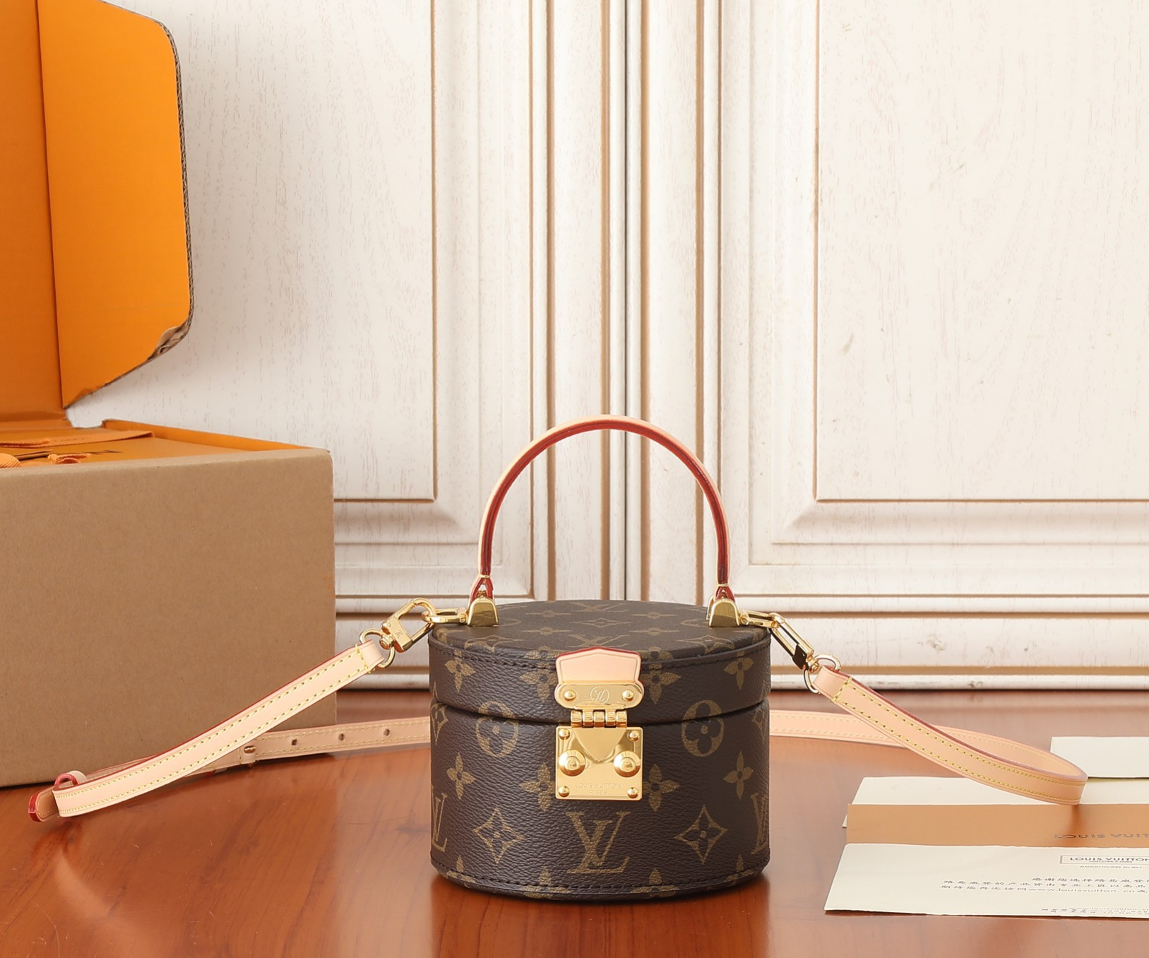 LV Scott M46933 5.3 x 3.5 x 4.5 inches