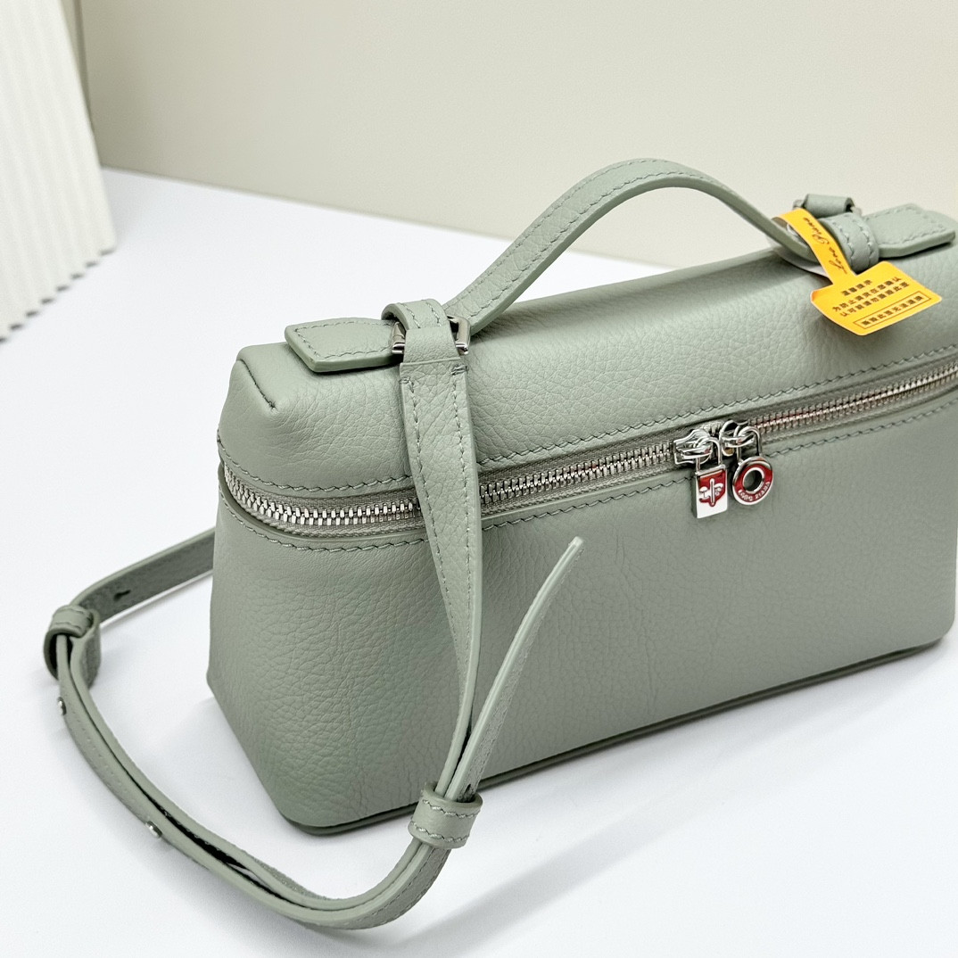 L**o p*ana extra pocket l19 grained calfskin 11 x 19 x 6.5 cm