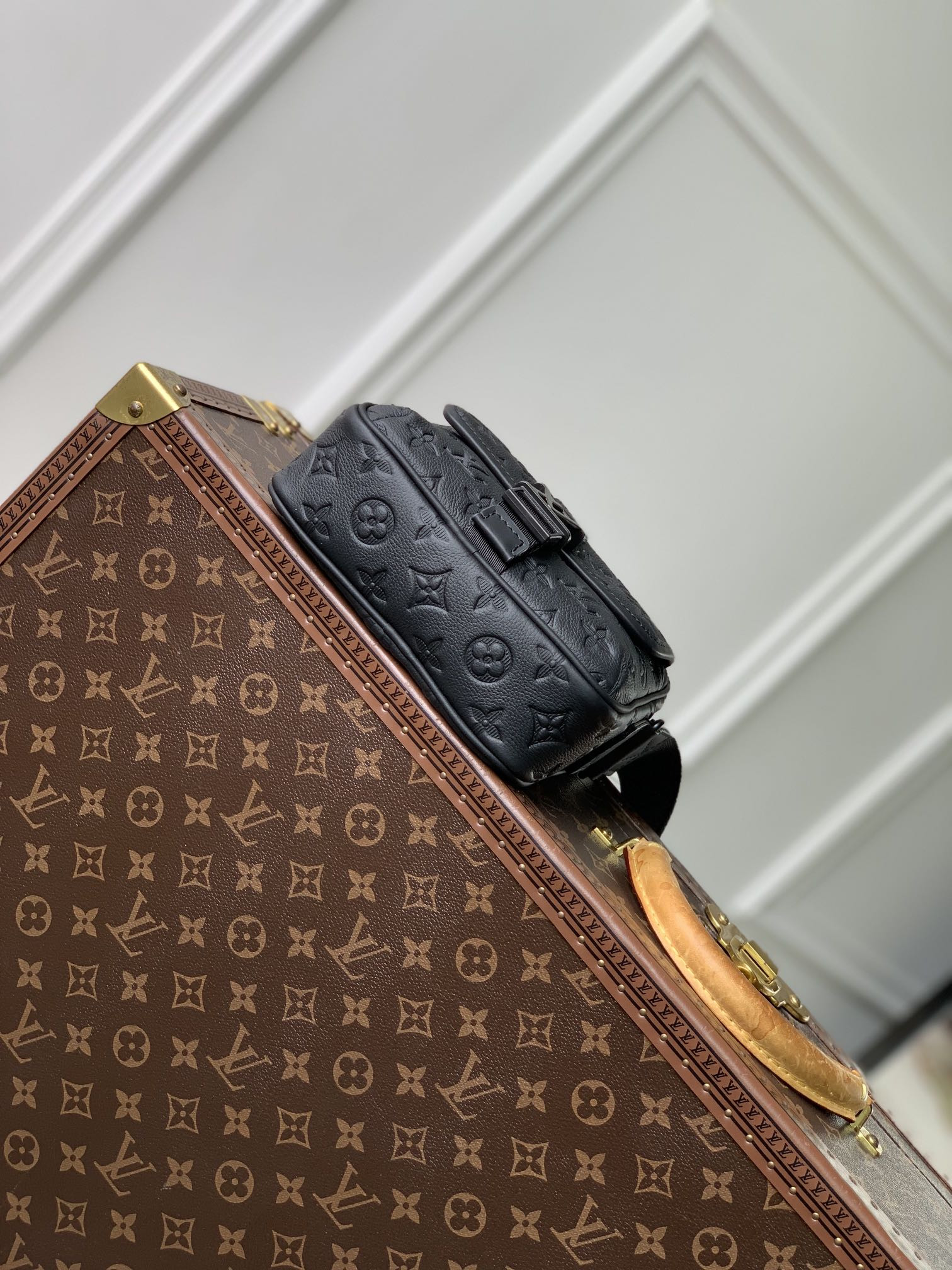 LV Getaway Messenger M12516 17 x 7.8 x 18 cm