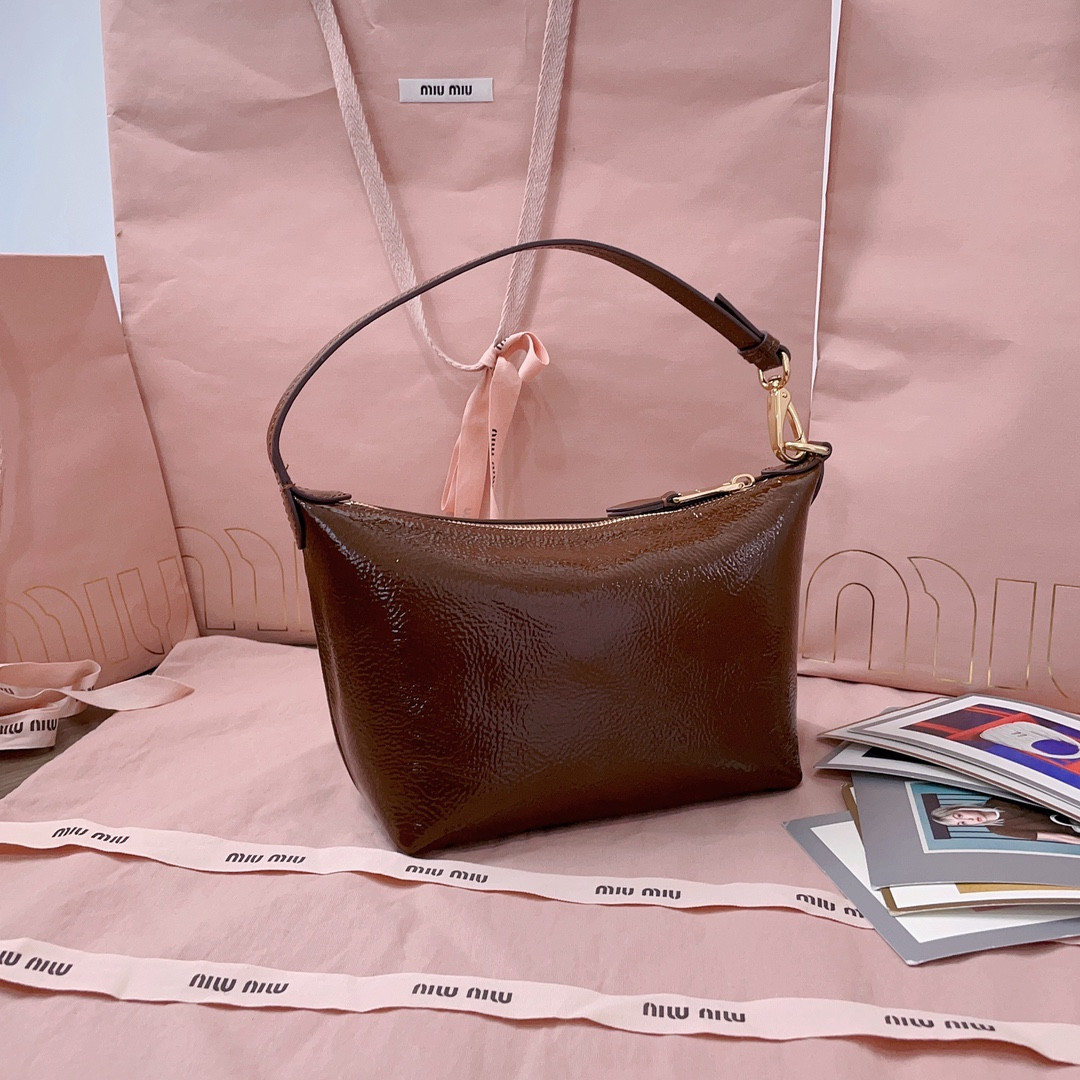 MIU MIU Naplak patent leather pouch 14x18.5x10cm