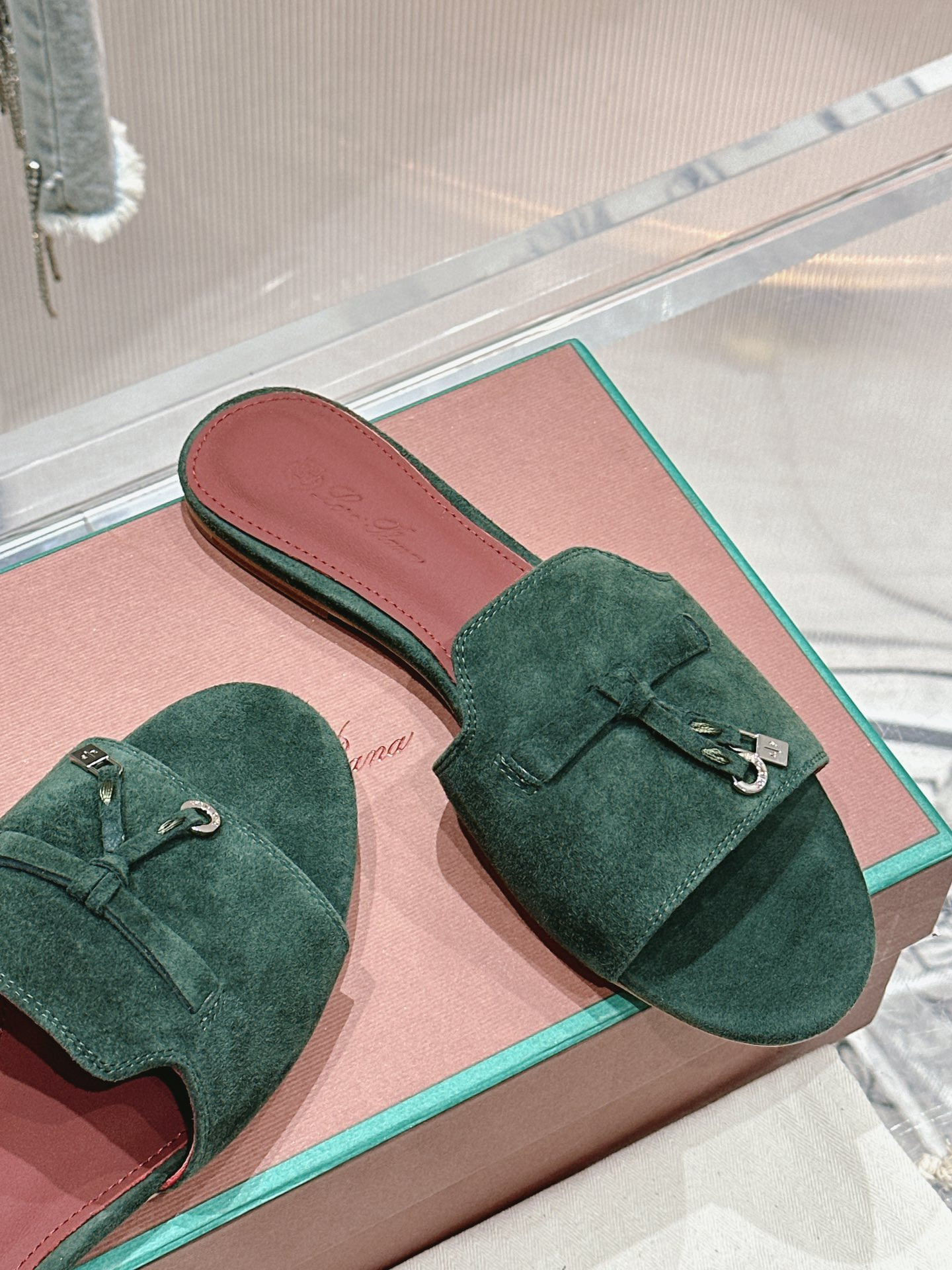 ua L**o p*ana summer charms sandal