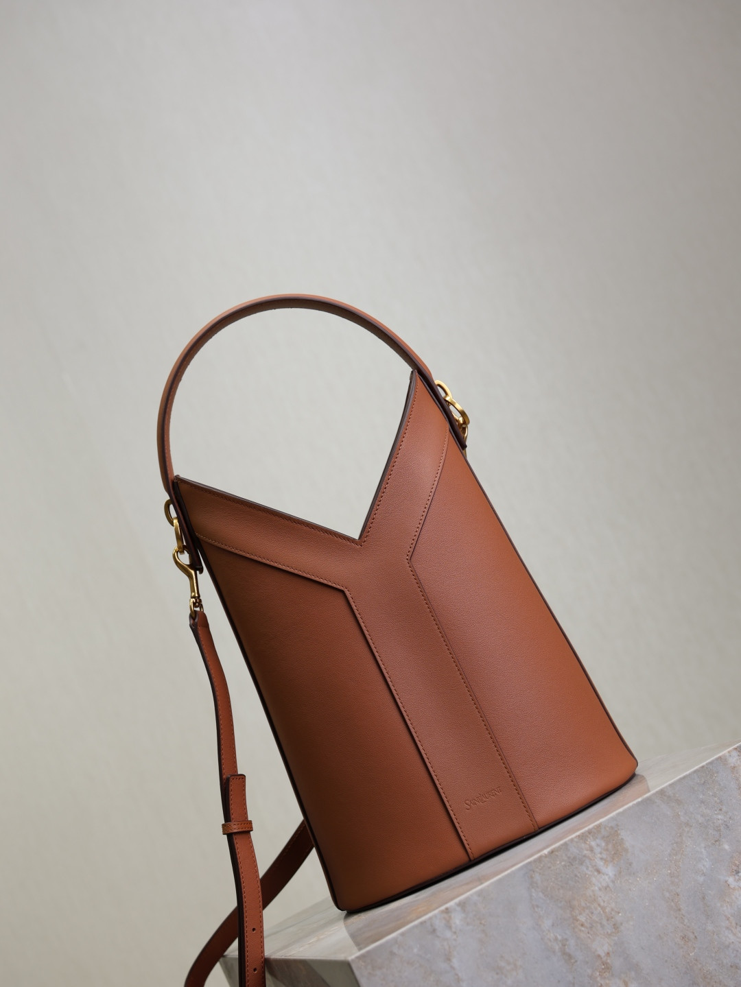 Y*L y top-handle bucket in leather 25x22-34x3-15cm