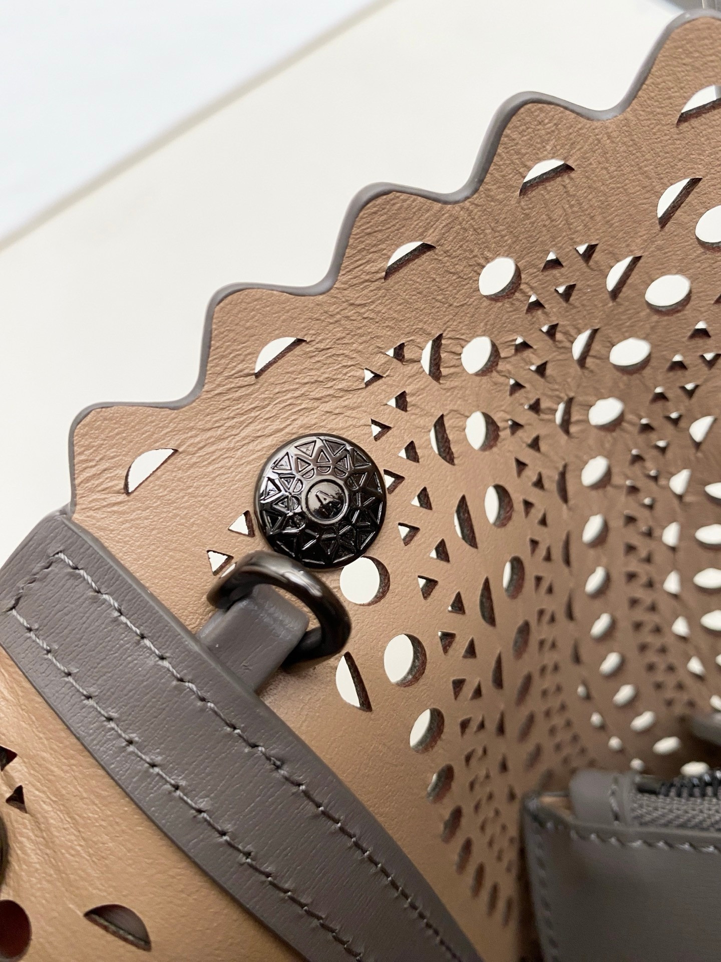 ALAÏA Mina 20 bag 20x17x10cm