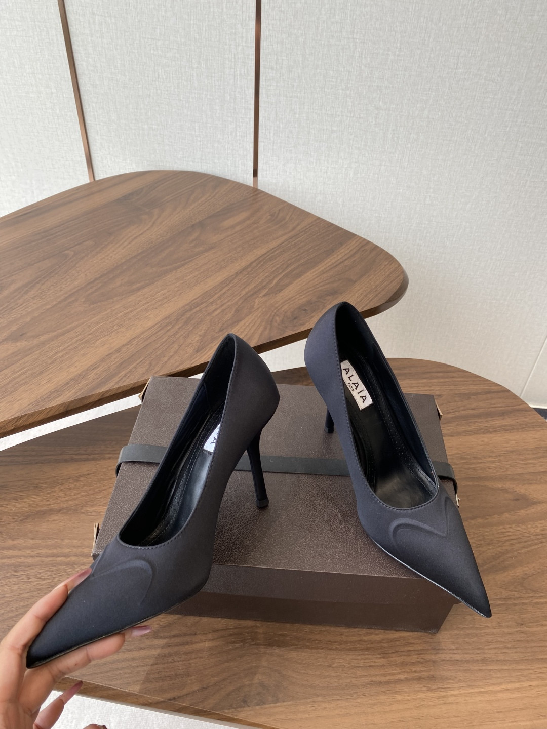 UA Alaia Pointy-Toe Pumps 9cm Heel(Customized Size 7-10 days production time)