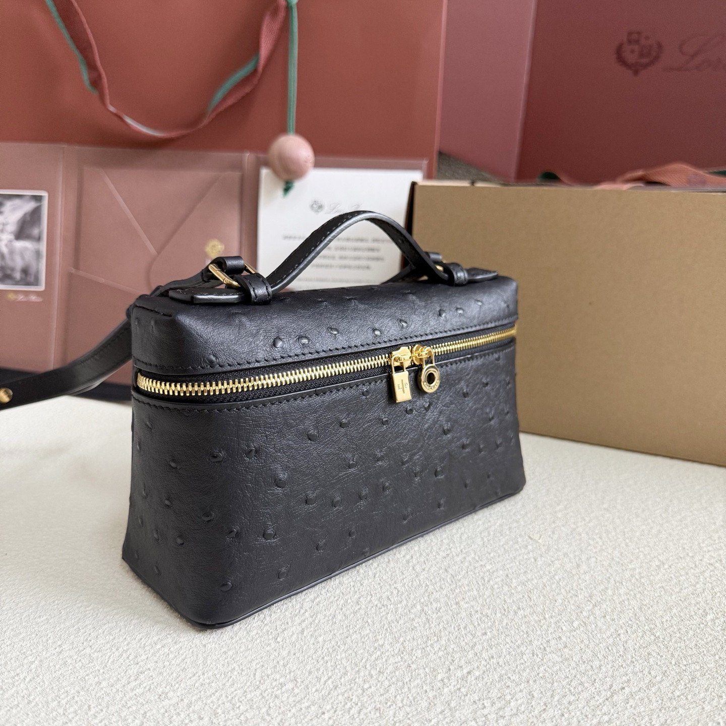 L**o p*ana extra pocket l19 ostrich-grained leather 11 x 19 x 6.5 cm