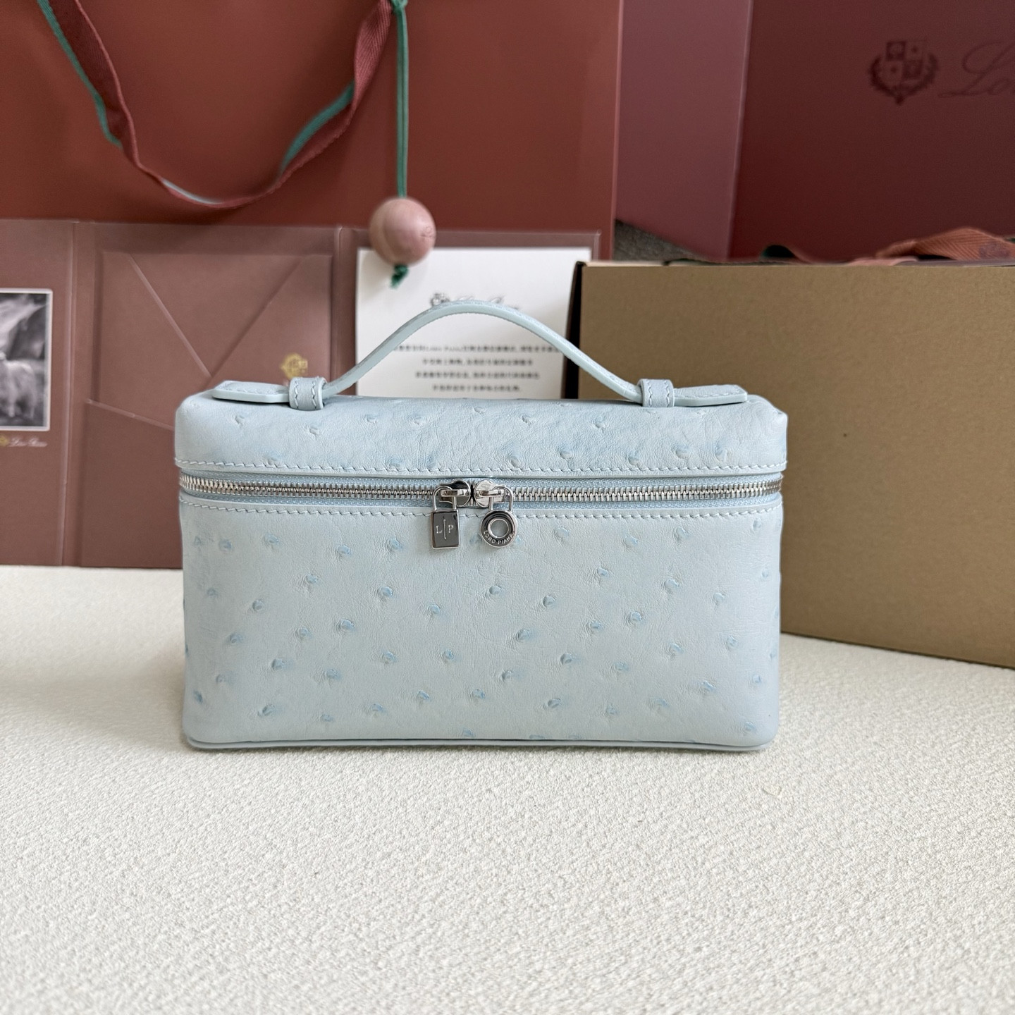 L**o p*ana extra pocket l19 ostrich-grained leather 11 x 19 x 6.5 cm