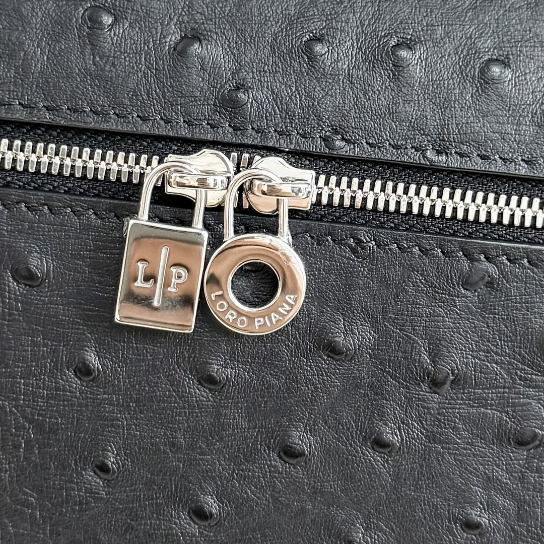 L**o p*ana extra pocket l27 ostrich-grained leather 16x27x10cm